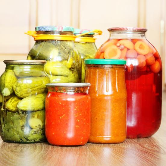 Glas med syltede frugter og bær