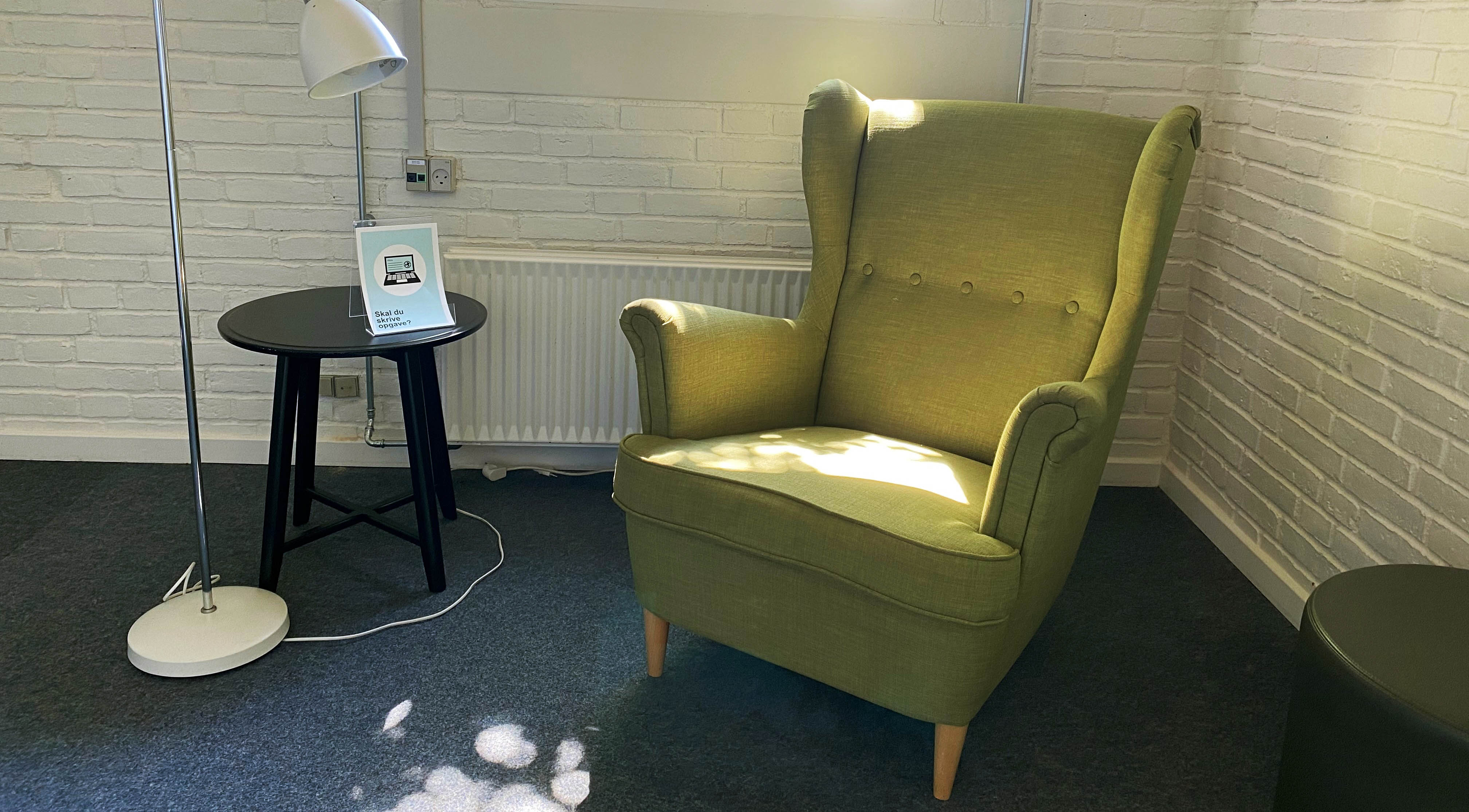 En grøn lænestol, en læselampe og en bog Esbjerg Kommunes Biblioteker